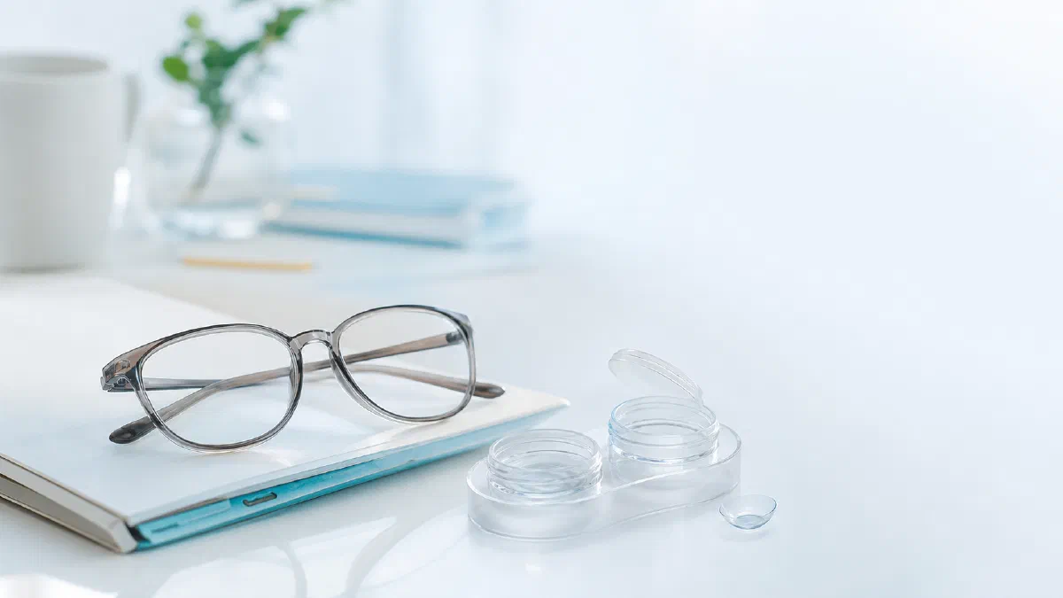 コンタクトの上から老眼鏡はあり？併用の実際と注意点