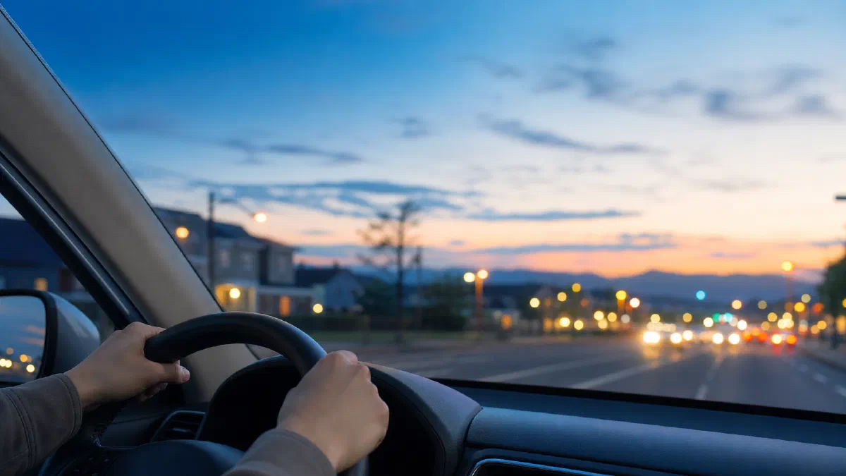 遠近両用コンタクトで運転は大丈夫？夜間・遠近感の注意点