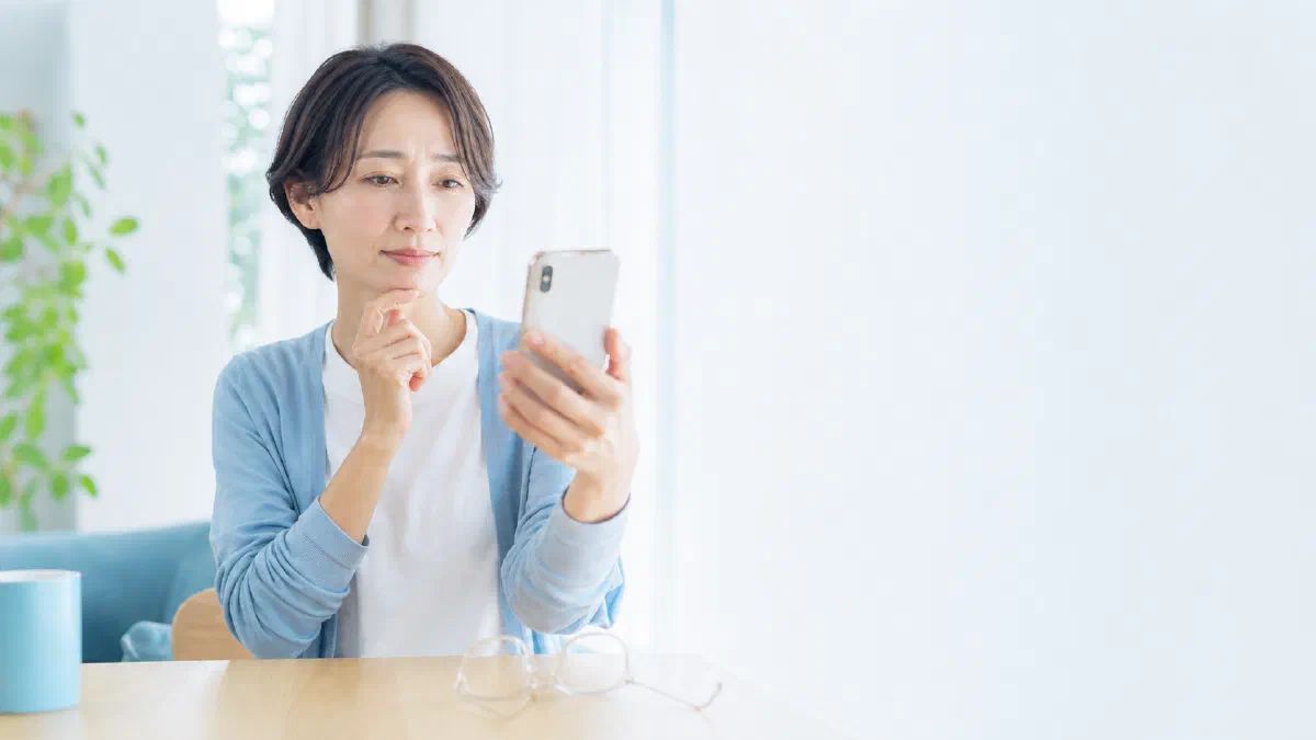 老眼は何歳から始まる？初期サインと放置するとどうなるかを解説