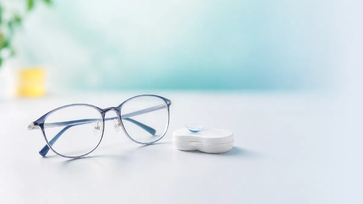 老眼鏡と遠近両用コンタクト、どっちを選ぶ？生活シーン別の使い分けガイド